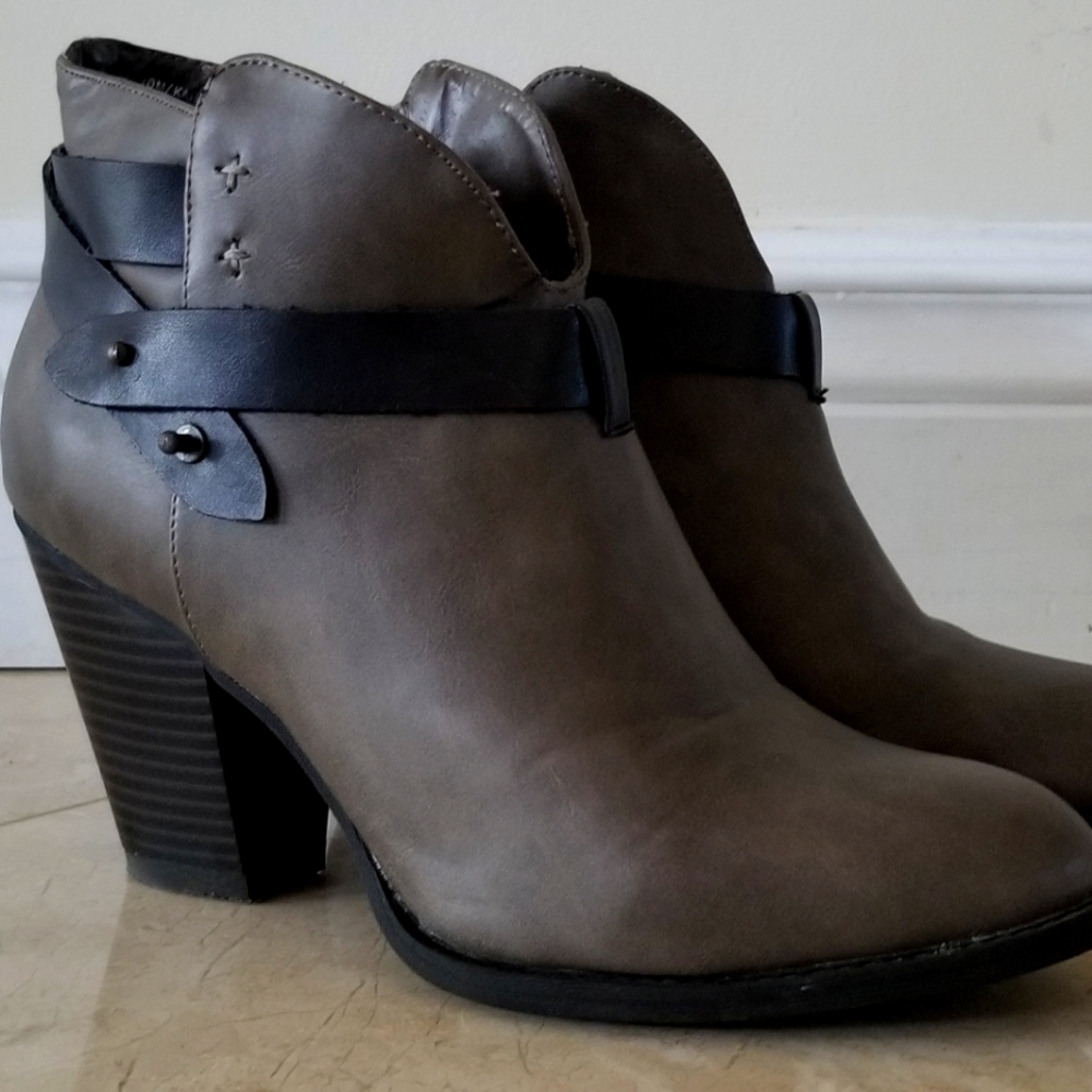 XOXO WOMENS ANKLE BOOTIES US 10 IN TAUPE